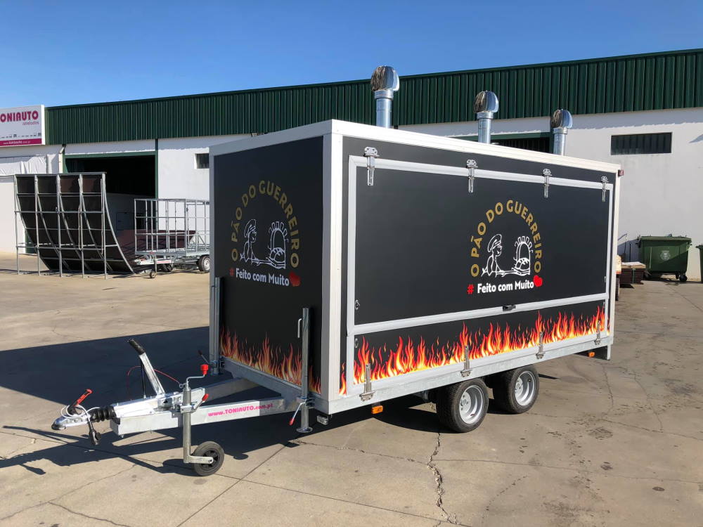 Atrelado para venda de pão no forno